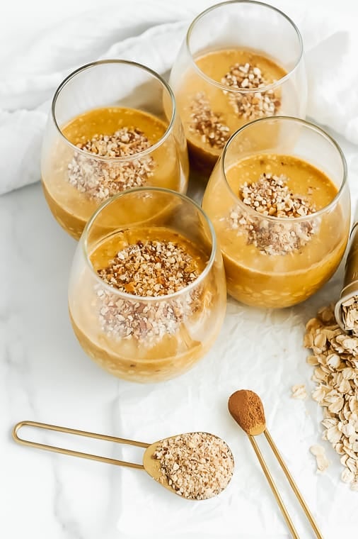 healthy pumpkin spice overnight oats that are easy to make! Vegan pumpkin overnight oats recipe with protein and yogurt that is easy to prep! Video to help you prepare this simple 21 day fix and ww overnight oat recipe.