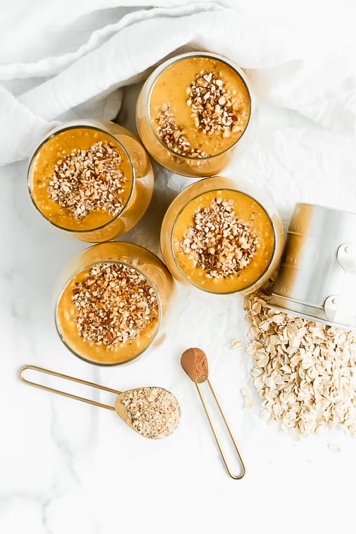 healthy pumpkin spice overnight oats that are easy to make! Vegan pumpkin overnight oats recipe with protein and yogurt that is easy to prep! Video to help you prepare this simple 21 day fix and ww overnight oat recipe.