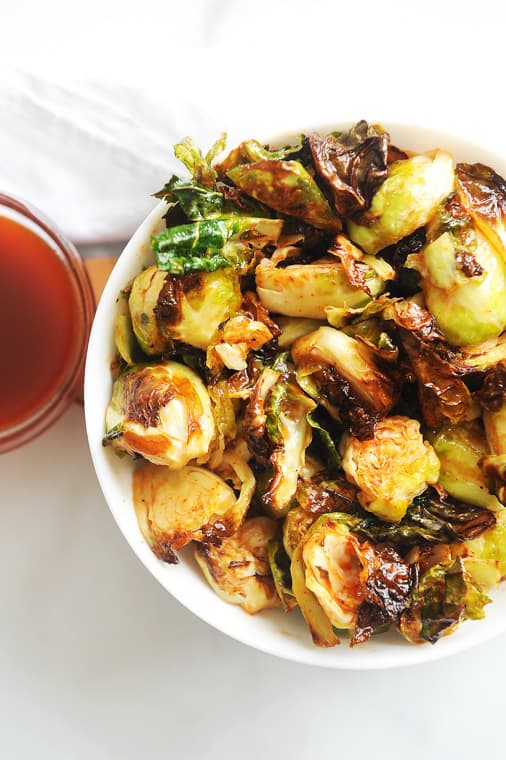 Honey Sriracha brussel sprouts are an easy and healthy side dish loaded with flavor!  These crispy brussel sprouts can be made in the air fryer or oven!