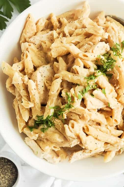 healthy crock pot chicken alfredo with dairy free alfredo sauce. Creamy and delicious healthy chicken alfredo pasta recipe you can make in the slow cooker for a family friendly one pot meal.