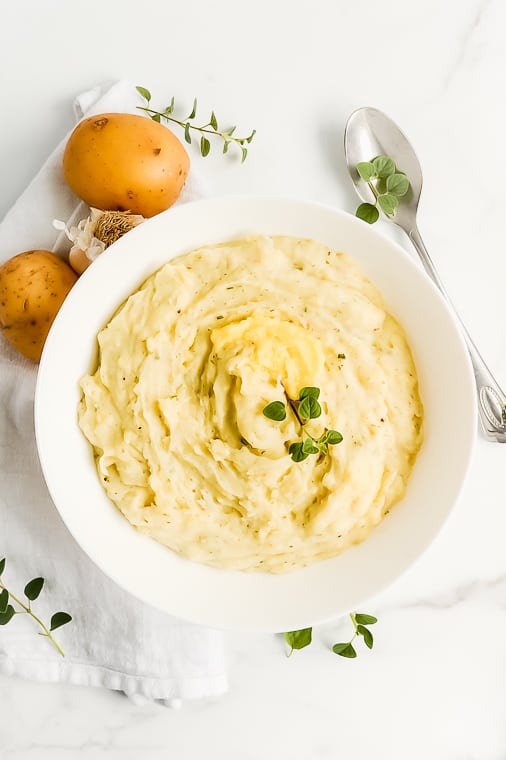 Whole30 Mashed Potatoes made with coconut milk and ghee are a delicious healthy mashed potato recipe. Momma Fit Lyndsey shares her easy whole30 potato recipe that is great as a healthy Thanksgiving side dish or complement to any Whole30 dinner recipe.
