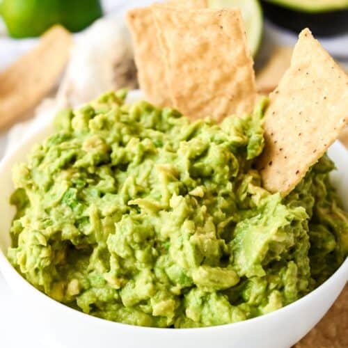 featured image for this quick & easy guacamole with no onion or tomatoes