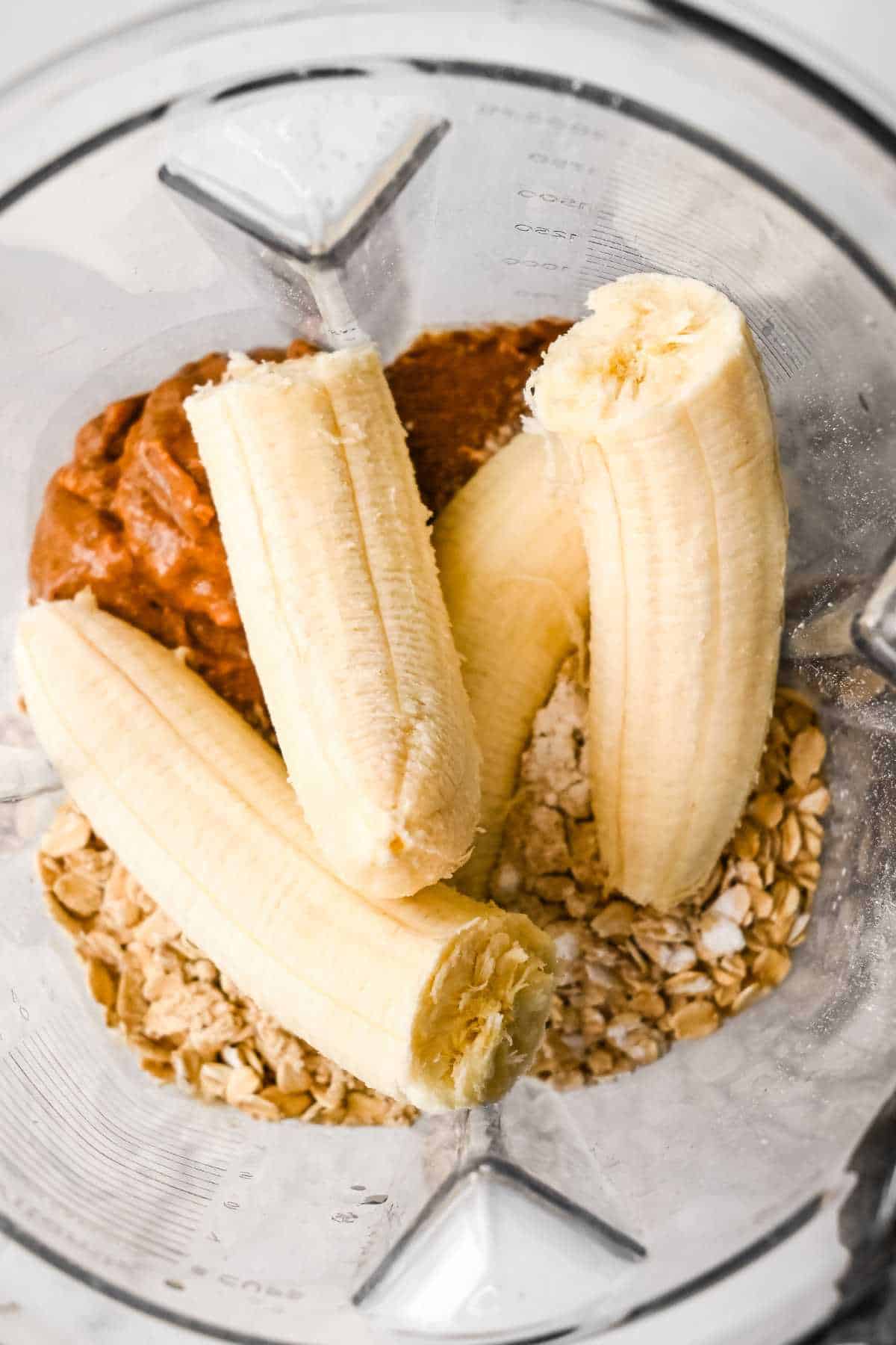 bananas, oatmeal, peanut butter, and other recipe ingredients in a blender.