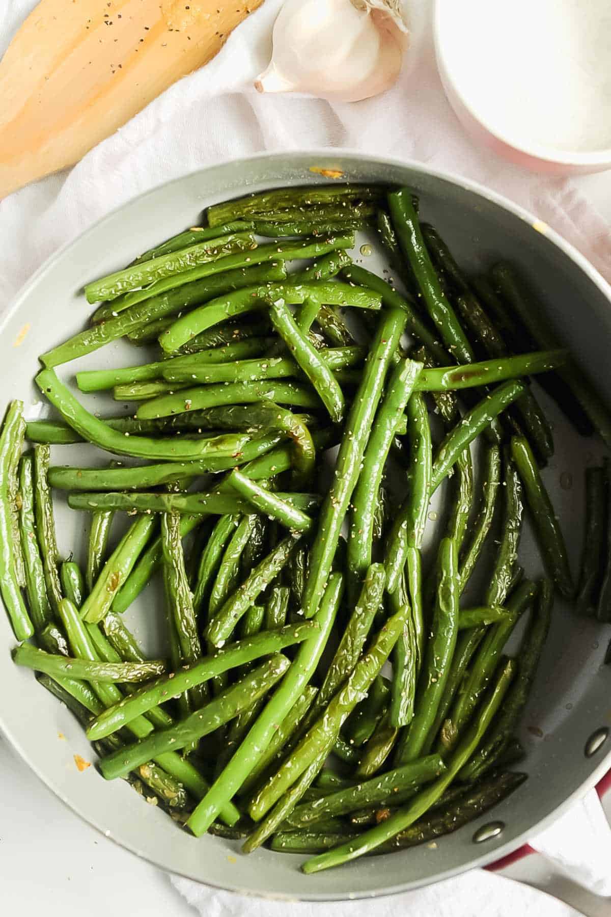 green beans in a skillet.