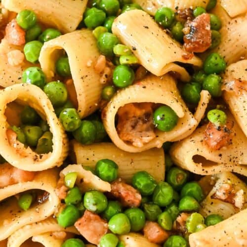 close up of pasta with peas and pancetta featured image.